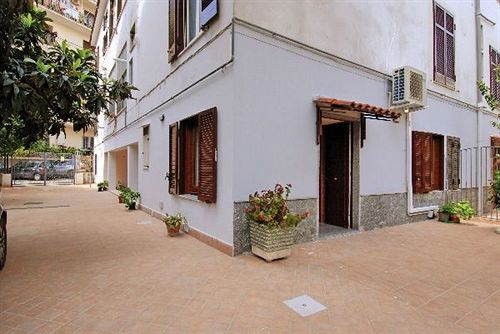 بومبيي B&B Bassotto المظهر الخارجي الصورة
